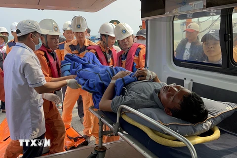 Thuyền viên Hoàng Minh Nhơn được chuyển lên ôtô cấp cứu để đưa vào bệnh viện điều trị tại Đà Nẵng. (Ảnh: TTXVN phát)