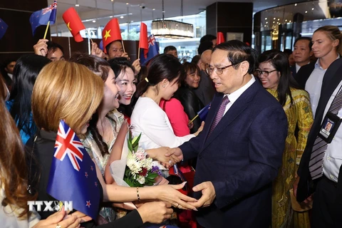 Thủ tướng Phạm Minh Chính và Phu nhân với cộng đồng người Việt Nam tại New Zealand. (Ảnh: Dương Giang/TTXVN)