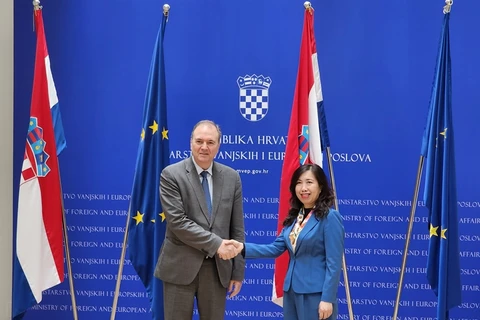 Thứ trưởng Ngoại giao Lê Thị Thu Hằng và Quốc vụ khanh Bộ Ngoại giao và các vấn đề châu Âu của Croatia - ông Frano Matusic.