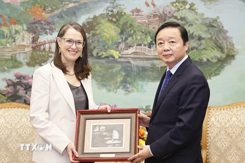 Phó Thủ tướng Trần Hồng Hà tặng quà lưu niệm cho Đại sứ về biến đổi khí hậu của Canada Catherine Stewart. (Ảnh: Văn Điệp/TTXVN)