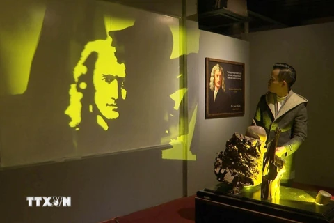 Tác phẩm "Điêu khắc ánh sáng" chân dung của các nhà khoa học, danh họa, nhạc sỹ nổi tiếng trên thế giới của anh Bùi Văn Tự. (Ảnh: Thùy Dung/TTXVN)