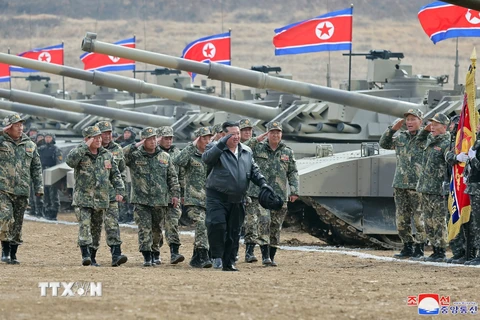 Nhà lãnh đạo Triều Tiên Kim Jong-un (phía trước) thị sát cuộc diễn tập của các đơn vị xe tăng ngày 13/3/2024. (Ảnh: YONHAP/TTXVN) 