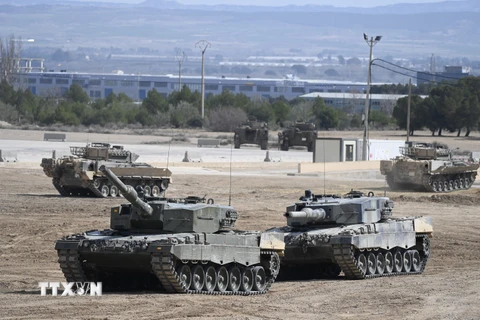 Binh sỹ Ukraine tham gia khóa huấn luyện trên xe tăng Leopard 2 tại Zaragoza, Tây Ban Nha, ngày 13/3/2023. (Nguồn: AFP/TTXVN)