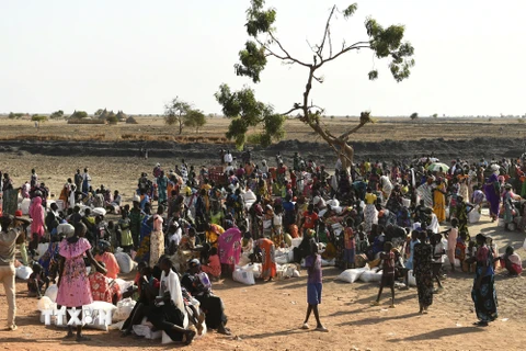 Người tị nạn Sudan nhận hàng cứu trợ tại Bentiu, Nam Sudan. (Ảnh: AFP/TTXVN)
