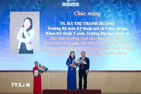 Lãnh đạo Đại học Quốc gia Thành phố Hồ Chí Minh tuyên dương Tiến sỹ Hà Thị Thanh Hương. (Ảnh: TTXVN phát)