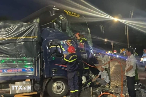 Hiện trường vụ tai nạn giao thông lúc 18 giờ ngày 20/3, tại Quốc lộ 1 thị xã Sông Cầu, tỉnh Phú Yên khiến lái xe tải tử vong. (Ảnh: TTXVN phát)