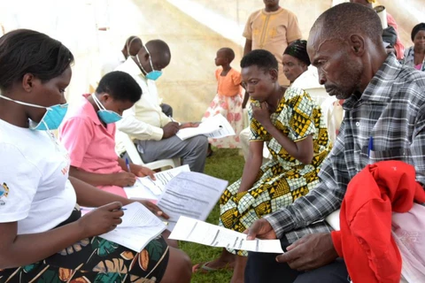 Các nhân viên y tế tiếp đón người dân đến khám sàng lọc bệnh lao ở Ntungamo, Uganda. (Nguồn: WHO)