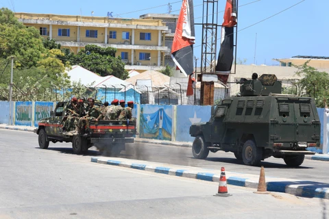 Binh sỹ Somalia tuần tra gần hiện trường vụ tấn công nhằm vào khách sạn ở Mogadishu, Somalia, ngày 15/3/2024. (Ảnh: AFP/TTXVN)