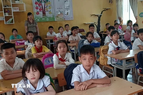 Học sinh Trường Tiểu học Nguyễn Bá Ngọc (thị trấn Triệu Sơn, huyện Triệu Sơn, tỉnh Thanh Hóa) đã đi học trở lại. (Ảnh: TTXVN phát)