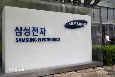 Biểu tượng Công ty Samsung Electronics tại tòa nhà ở Seoul, Hàn Quốc. (Ảnh: AFP/TTXVN)