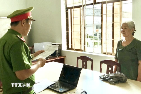 Cơ quan Cảnh sát điều tra tống đạt lệnh bắt tạm giam bị can Phan Hồng Thắm. (Ảnh: Trọng Nguyễn/TTXVN phát)