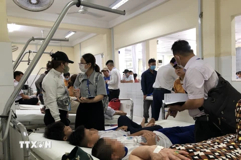 Các đơn vị ngành Y tế điều tra nguyên nhân hàng loạt học sinh nhập viện sau khi ăn sáng tại Bệnh viện Đa khoa tỉnh Khánh Hòa sáng 5/4. (Ảnh: TTXVN phát)
