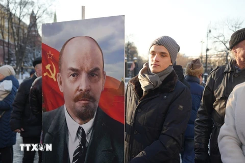 Một đoàn viên Đoàn Thanh niên Cộng sản Komsomol mang ảnh chân dung Vladimir Ilyich Lenin. (Ảnh: Quang Vinh/TTXVN)