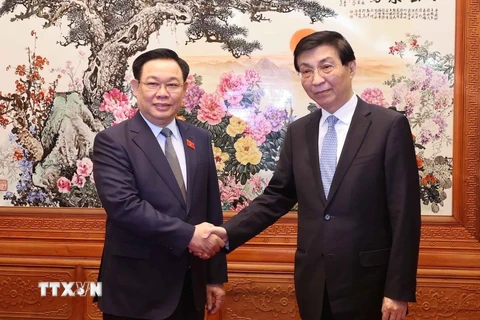 Chủ tịch Chính hiệp toàn quốc Trung Quốc Vương Hộ Ninh đón Chủ tịch Quốc hội Vương Đình Huệ. (Ảnh: Nhan Sáng/TTXVN)