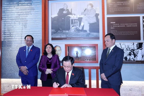 Chủ tịch Quốc hội Vương Đình Huệ viết lưu bút tại Khu Di tích lịch sử Chủ tịch Hồ Chí Minh. (Ảnh: Nhan Sáng/TTXVN)