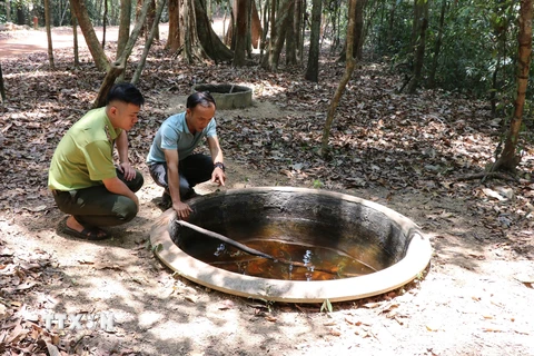 Lực lượng kiểm lâm và cán bộ của Khu Bảo tồn Thiên nhiên Văn hóa Đồng Nai kiểm tra một điểm tiếp nước cho động vật hoang dã tại rừng Mã Đà. (Ảnh: Sỹ Tuyên/ TTXVN)