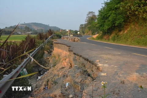 Đèn cảnh báo và dây giăng trên đoạn bị sụt lún không còn đã tiềm ẩn nguy cơ mất an toàn giao thông. (Ảnh: Tuấn Anh/TTXVN)