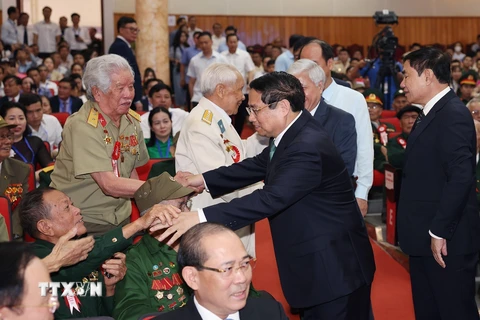 Thủ tướng Phạm Minh Chính gặp mặt, tri ân chiến sỹ Điện Biên, thanh niên xung phong, dân công hỏa tuyến. (Ảnh: Dương Giang/TTXVN)