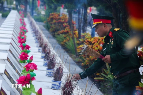 Một cựu binh thắp hương tưởng nhớ đồng đội đã nằm lại lại mặt trận Vị Xuyên. (Ảnh: Hoàng Hiếu/TTXVN)