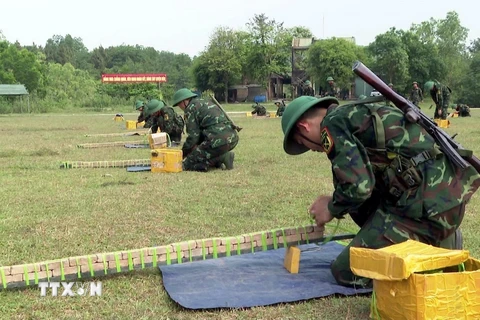 Các tân binh Tiểu đoàn 42 thực hành bài huấn luyện đánh thuốc nổ. (Ảnh: TTXVN phát)