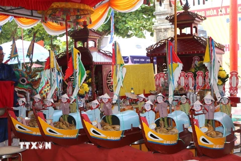 Mô hình 5 thuyền câu thế nhân trong Lễ Khao lề thế lính Hoàng Sa ở Quảng Ngãi . (Ảnh: Đinh Hương/TTXVN)