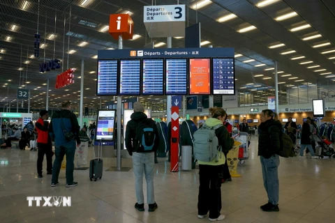 Hành khách đợi chờ tại sân bay Orly ở ngoại ô Paris, Pháp khi các chuyến bay bị hủy do đình công ngày 25/4/2024. (Ảnh: AFP/TTXVN)