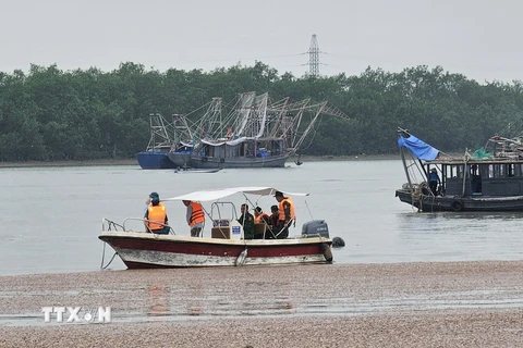 Lãnh đạo Thị xã Quảng Yên phối hợp với các lực lượng nỗ lực tìm kiếm nạn nhân mất tích trên sông Chanh. (Ảnh: TTXVN phát)