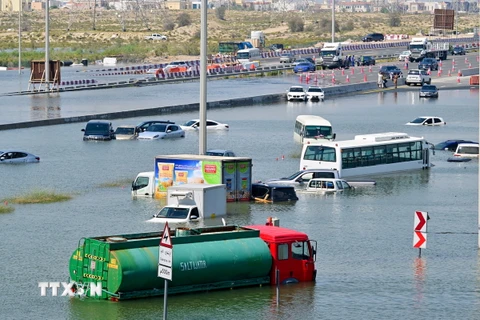 Ngập lụt do mưa lớn tại Dubai, UAE ngày 18/4/2024. (Ảnh: AFP/TTXVN)