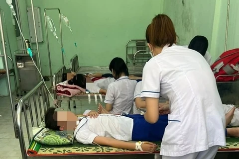 Các em học sinh nghi bị ngộ độc. (Ảnh: VOV)