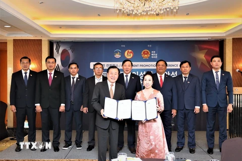 Ký kết và trao thỏa thuận hợp tác đầu tư giữa doanh nghiệp Hàn Quốc-Việt Nam tại hội nghị. (Ảnh: Khánh Vân/TTXVN)