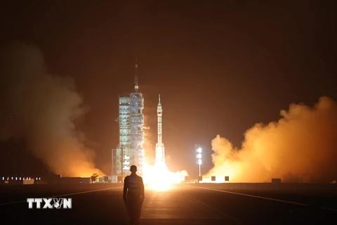 Tên lửa đẩy Trường Chinh 2F mang theo tàu vũ trụ Thần Châu-18 rời bệ phóng tại Trung tâm Phóng vệ tinh Tửu Tuyền ở Tây Bắc Trung Quốc ngày 25/4/2024. (Ảnh: THX/TTXVN)