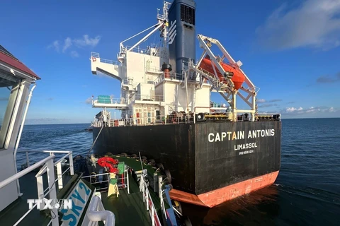 Tàu Captain Antonis được cứu hộ. (Ảnh: TTXVN phát)