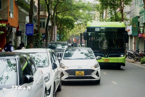 Xe buýt gặp khó khăn khi vào đón trả khách do bị các xe ôtô cá nhân đỗ chắn lối ra, vào đón khách. (Ảnh: Nguyễn Kế Tùng/TTXVN phát)