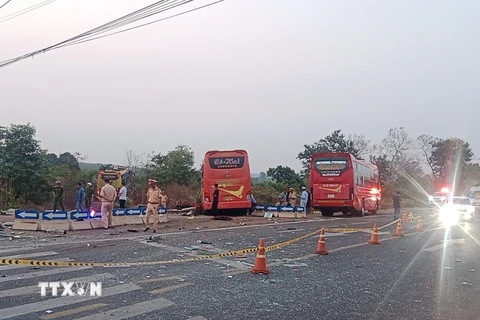 Hiện trường vụ tai nạn giữa 2 xe khách ở Gia Lai. (Ảnh: TTXVN phát)