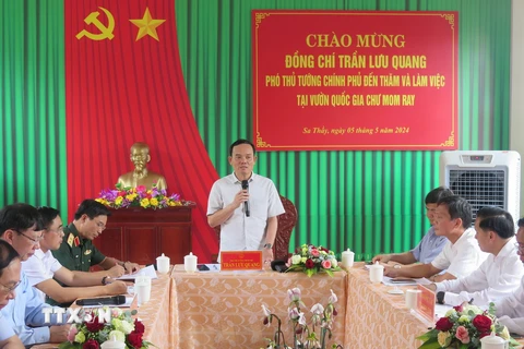 Phó Thủ tướng Trần Lưu Quang làm việc với lãnh đạo Vườn Quốc gia Chư Mom Ray. (Ảnh: Dư Toán/TTXVN)