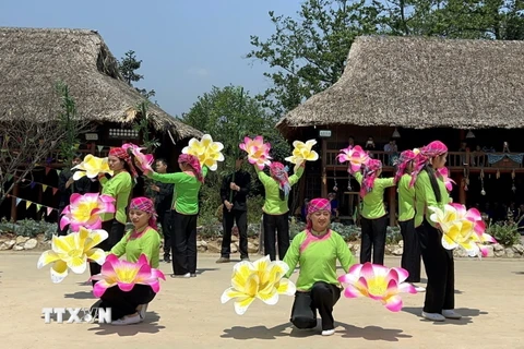 Trình diễn giới thiệu trang phục của các dân tộc tại Bản Mây, Sa Pa (Lào Cai). (Ảnh: Quốc Khánh/TTXVN)
