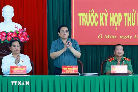 Thủ tướng Phạm Minh Chính tiếp xúc cử tri quận Ô Môn, thành phố Cần Thơ. (Ảnh: Dương Giang/TTXVN)