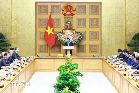 Thủ tướng Phạm Minh Chính tọa đàm với các doanh nghiệp Trung Quốc tiêu biểu trong lĩnh vực phát triển kinh tế xanh, kinh tế số. (Ảnh: Dương Giang/TTXVN)