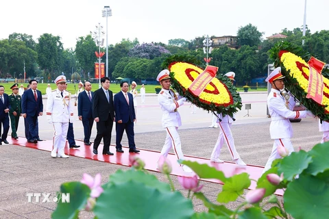 Đoàn đại biểu lãnh đạo, nguyên lãnh đạo Đảng, Nhà nước đặt vòng hoa và vào Lăng viếng Chủ tịch Hồ Chí Minh. (Ảnh: Dương Giang/TTXVN)