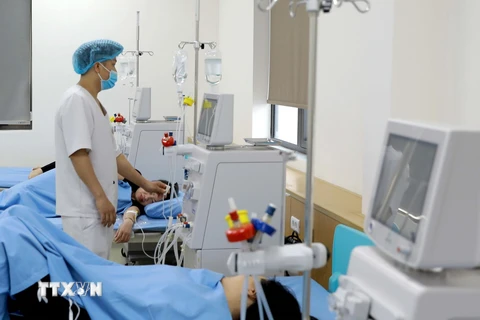 Các công nhân nhập viện do ngộ độc thực phẩm được điều trị tại Bệnh viện Hữu nghị Lạc Việt, tỉnh Vĩnh Phúc. (Ảnh: Hoàng Hùng/TTXVN)