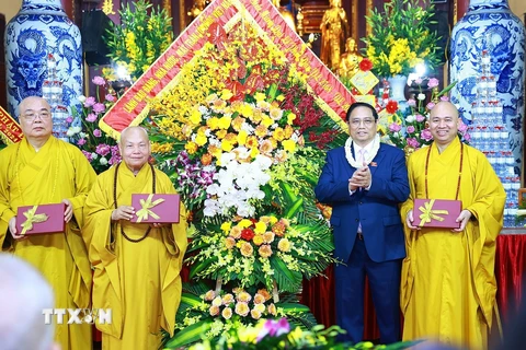 Thủ tướng Phạm Minh Chính chúc mừng các Chư tôn Giáo phẩm Giáo hội Phật giáo Việt Nam nhân dịp Đại lễ Phật đản 2024. (Ảnh: Dương Giang/TTXVN)