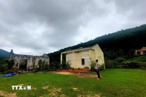 Anh Lý Văn Toàn, xã Vạn Yên cho biết nơi này trước đây là khu vực nhà văn hóa thôn và cánh đồng lúa nhưng do dự án chậm triển khai nên giờ đã hoang tàn. (Ảnh: Thanh Vân/TXVN)