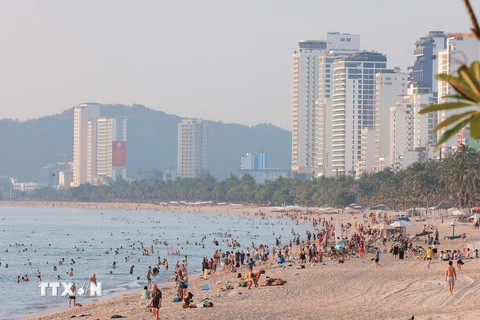 Bãi biển Nha Trang trải dài hút tầm mắt với nước biển xanh trong là nơi thu hút nhiều du khách đến nghỉ dưỡng, vui chơi. (Ảnh: Hoàng Hiếu/TTXVN)