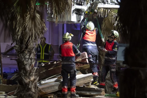 Lực lượng cứu hộ tại hiện trường vụ sập mái nhà hàng ở Tây Ban Nha. (Nguồn: AFP)