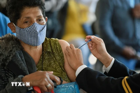 Nhân viên y tế tiêm vaccine ngừa COVID-19 tại Mexico City, Mexico. (Ảnh: AFP/TTXVN)
