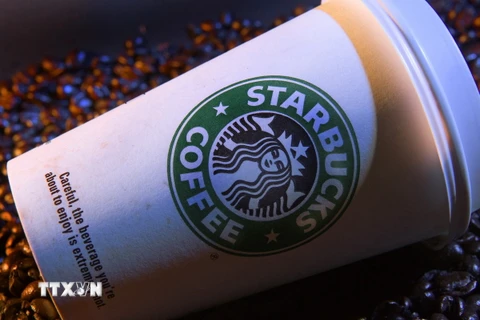 Một cốc nhãn hiệu Starbucks đựng càphê tại cửa hàng ở Washington, DC, Mỹ. (Ảnh: AFP/TTXVN)