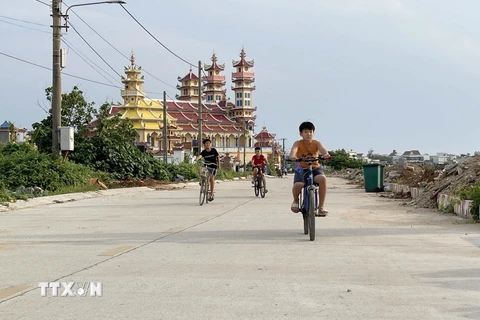 Tuyến đường giao thông nông thôn từ cồn An Vĩnh đi thắng cảnh Cổng Tò Vò được huyện Lý Sơn nâng cấp, cải tạo đưa vào sử dụng tháng 12/2022. (Ảnh: Phạm Cường/TTXVN)