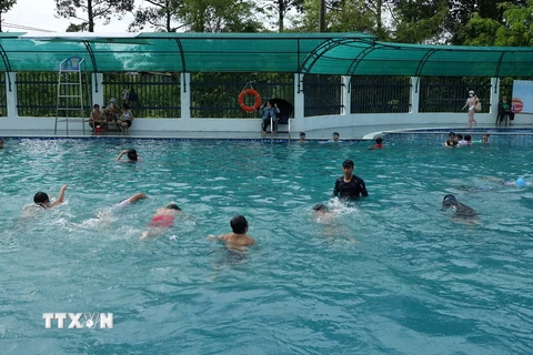 Dạy bơi cho trẻ em để phòng chống đuối nước. (Ảnh: TTXVN phát)