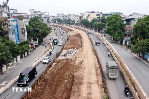 Tuyến đường Âu Cơ-Nghi Tàm mở rộng dự kiến sẽ hoàn thành vào cuối tháng 6/2024. (Ảnh: Tuấn Anh/TTXVN)