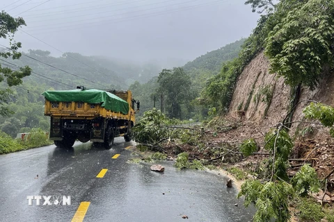 Mưa lớn gây sạt lở trên tỉnh lộ 156B ở huyện Bát Xát (Lào Cai). (Ảnh: Quốc Khánh/ TTXVN)